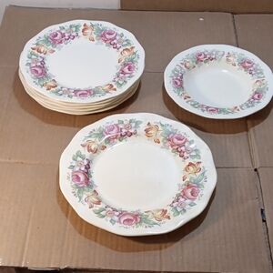 7 WEDGWOOD Floral Cream Dinnerware Set